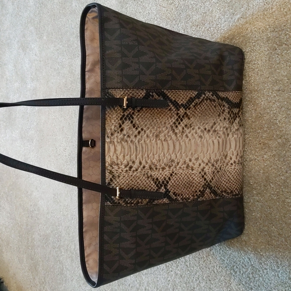 👜 Michael Kors Snakeskin Stripe with MK Logo Print Canvas Jet Set Travel Tote - Picture 4 of 12